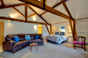 Central Studio Suite - Modern Stay with Free WiFi